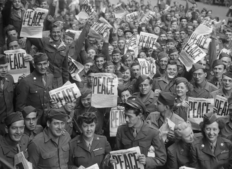 626815-wiki-american_military_personnel_gather_in_paris_to_celebrate_the_japanese_surrender 626815-wiki-american_military_personnel_gather_in_paris_to_celebrate_the_japanese_surrender